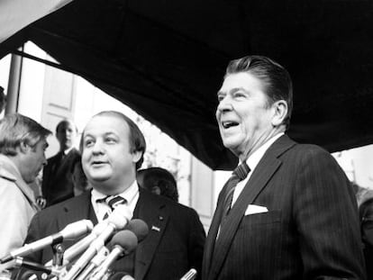 Brady en enero de 1981 junto a Reagan.