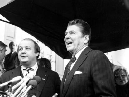 Brady en enero de 1981 junto a Reagan.