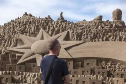 Hoy se ha inaugurado el tradicional belén de arena de la playa de Las Canteras. Este ocupa un área de 1.500 metros cuadrados en la arena de la Playa, y ha sido modelado por seis escultores de España, Rusia, Italia y Dinamarca.