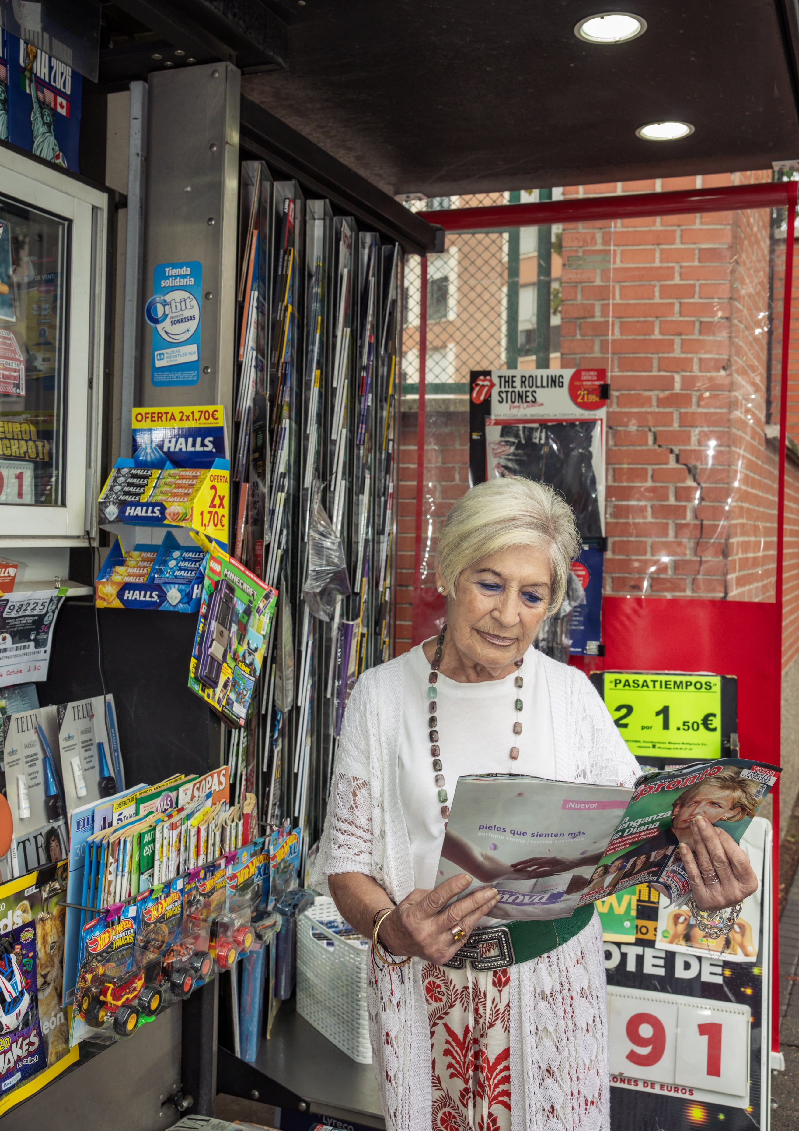 Julia, la quiosquera más longeva de Madrid en su quiosco. 