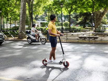 Una persona utiliza un patinete eléctrico en Madrid.