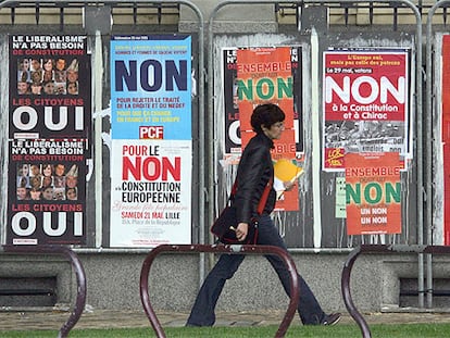 Una mujer pasa ante carteles por el <b><i>sí</b></i> y por el <b><i>no</b></i> en una calle de Lille (Francia).