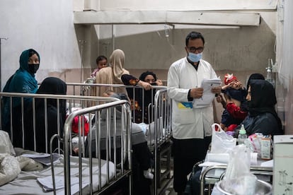 El Hospital Infantil Indira Gandhi, en Kabul, es el principal centro médico de Afganistán para el cuidado de los más pequeños. Últimamente, las salas de ingreso están a abarrotadas de niños enfermos, muchos de ellos con sarampión. En el país, la enfermedad es endémica, afecta especialmente a los menores de cinco años no vacunados y puede ser mortal.