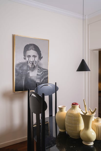 'Olga Forever', de 2012, obra del artista que parte de una foto de Olga Khokhlova, primera esposa de Picasso, ante un bodegón de jarrones diseñados por Giovanni Gariboldi, otra de las obsesiones de Vezzoli.