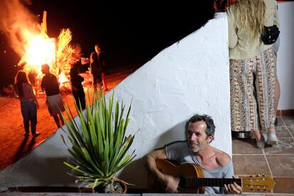 Las hogueras arden en la playa de La Concha, en el Cotillo (Fuerteventura), para celebrar la entrada del verano durante la mágica noche de San Juan.
