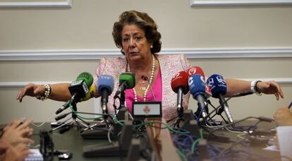 La alcaldesa de Valencia, Rita Barberá, ayer ante los medios de comunicación.