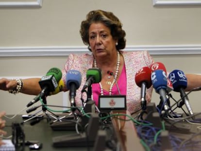 La alcaldesa de Valencia, Rita Barber&aacute;, ayer ante los medios de comunicaci&oacute;n.