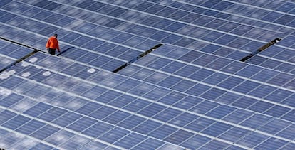  Un trabajador revisa los paneles solares en Villaldemiro, al norte de España, en una foto de archivo. 