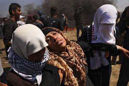 Una mujer palestina herida es trasladada en la franja de Gaza durante los enfrentamientos con las tropas israelíes, el 14 de mayo de 2018.