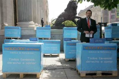 Mariano Rajoy entrega en el Congreso las cajas que contienen las firmas para pedir un referéndum nacional sobre el Estatuto catalán.
