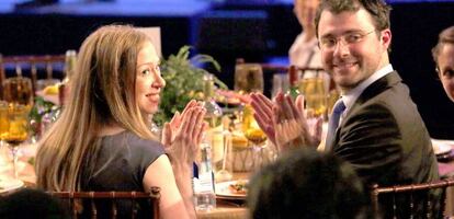 Chelsea Clinton y su marido Marc Mezvinsky, durante la gala.