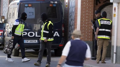 Police during the arrrest in San Martín de la Vega.