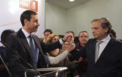 Tomás Gómez (l) is greeted at Wednesday’s press conference by the Socialists’ candidate for Madrid mayor, Antonio Miguel Carmona.