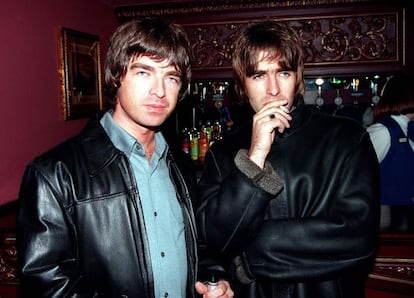 Oasis: Liam Gallagher y su hermano Noel, en 1995.