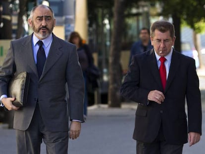 Manuel Rodr&iacute;guez de Castro, a la izquierda, durante el juicio por fraude.