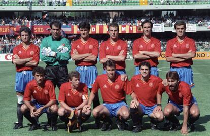 Los jugadores de la selección española antes del España-Yugoslavia de los Mundiales de Italia 1990, en Verona, partido de octavos de final en el que es eliminada. De izquierda a derecha, de pie: Chendo, Zubizarreta, Míchel, Roberto, Górriz, Andrinúa; agachados: Villarroya, Butragueño, Julio Salinas, Sanchís, Martín Vázquez.