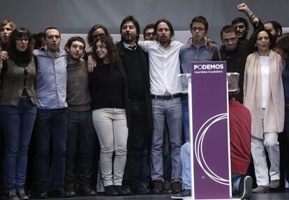 GRA111. MADRID, 15/11/2014.- El l&iacute;der de Podemos, Pablo Iglesias (4&ordm;d), junto a los miembros de su equipo, durante el acto de clausura de la Asamblea Ciudadana en el que han dado a conocer la nueva direcci&oacute;n, hoy en el Teatro Nuevo Apolo de Madrid. Pablo Iglesias ha sido elegido secretario general de Podemos por una amplia mayor&iacute;a de los votantes (95.311 votos) de la Asamblea Ciudadana del partido, que han dado tambi&eacute;n su apoyo mayoritario a los miembros de su equipo para conformar la nueva direcci&oacute;n de la fuerza pol&iacute;tica. EFE/Chema Moya