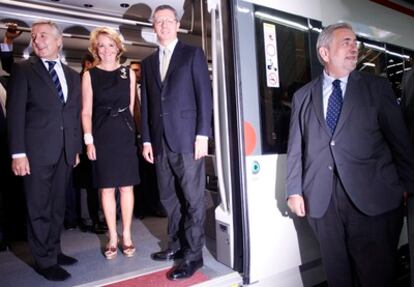 Esperanza Aguirre, Antonio Beteta, José Blanco y Alberto Ruiz-Gallardón, en el primer trayecto del tren de Cercanías a Barajas.