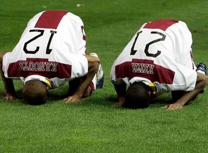 Kanouté y Keita celebran el gol de este último.