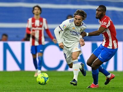 Modric, perseguido por Kondogbia durante el Real Madrid-Atlético.