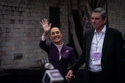 Claudia Sheinbaum y Jesús María Tarriba a su llegada al tercer debate presidencial, el 19 de mayo.