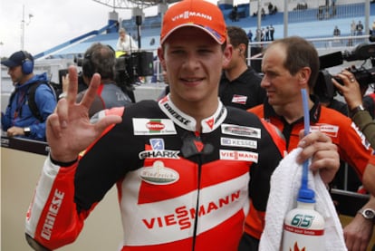 El alemán Stefan Bradl celebra su tercera pole consecutiva en la que va de temporada.