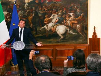 Matteo Renzi ayer, en el Palacio Chigi de Roma, tras el refer&eacute;ndum.