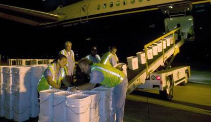 Operarios de &#039;Odyssey&#039; cargan en 2007 el tesoro de &#039;La Mercedes&#039; en un avi&oacute;n.