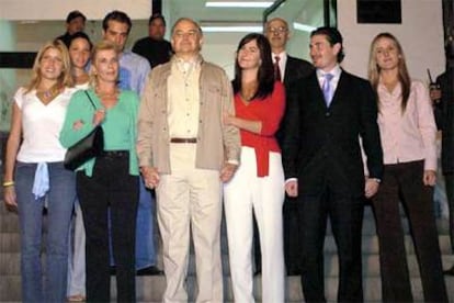 Raúl Salinas posa con su familia tras abandonar la cárcel.