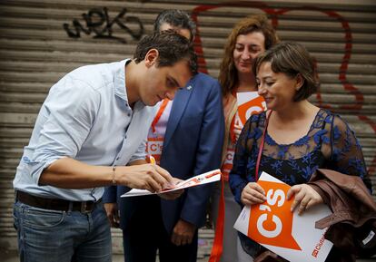 El president de Ciutadans, Albert Rivera, ha demanat una participació "rècord" a les eleccions "més importants" de Catalunya dels últims 35 anys, abans de votar a l'Hospitalet de Llobregat.