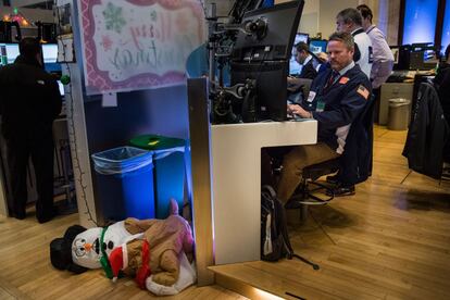 Decoraciones navideñas yacen en el suelo de la Bolsa de Nueva York en el primer día de cotización del año.