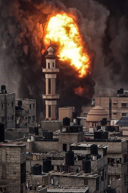 Columnas de humo se elevan tras el impacto de un ataque aéreo israelí sobre Rafah, en el sur de la franja de Gaza, este miércoles.