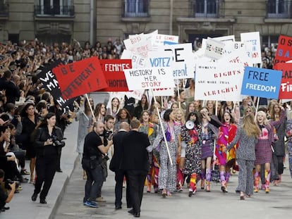 Desfile de Karl Lagerfeld para Chanel en París en 2014.