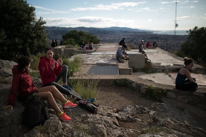 Els búnquers del Carmel, normalment plens de turistes, són un lloc de passeig per als barcelonins durant la fase 0.