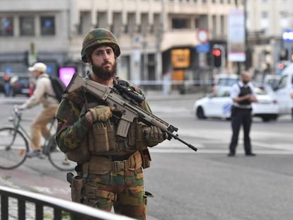 Um soldado vigia os acessos à estação central de Bruxelas nesta terça-feira.