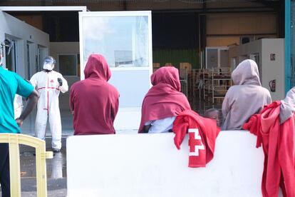 Llegada de 39 personas rescatadas de una patera a Fuerteventura el pasado domingo.