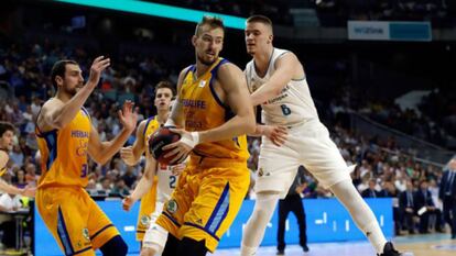 Fischer captura un rebote ante Radoncic