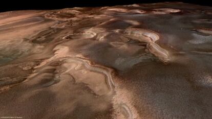 En las diferentes capas en los acantilados de la región Ulyxis Rupes, en la región polar Sur de Marte, se aprecian depósitos de hielo fotografiados por la nave <i>Mars Express</i> en enero de 2011.