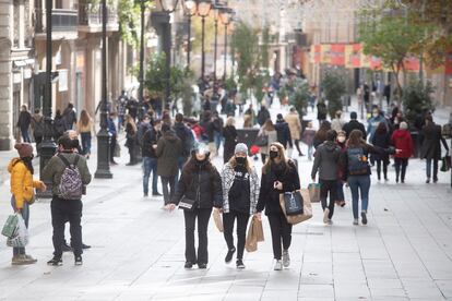 Viandantes en el centro de Barcelona pocas horas antes de Nochebuena.