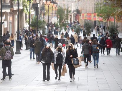 Viandantes en el centro de Barcelona pocas horas antes de Nochebuena.