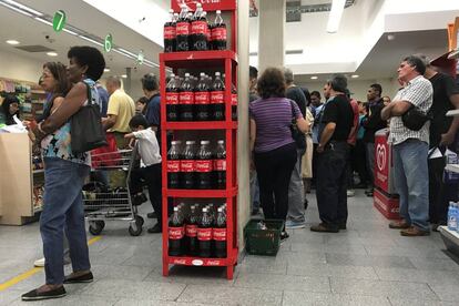 Personas hacen compras en Caracas.