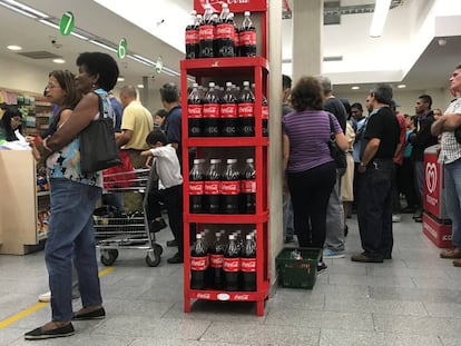 Personas hacen compras en Caracas.