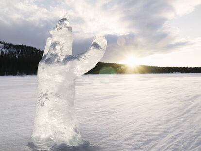 Una estatua de un oso helado, en el parque nacional de Pallas-Yllästunturi, en la Laponia finlandesa.