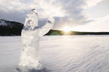 Una estatua de un oso helado, en el parque nacional de Pallas-Yllästunturi, en la Laponia finlandesa.