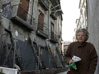 Una mujer pasa junto al número 5 de la calle del Almendro.