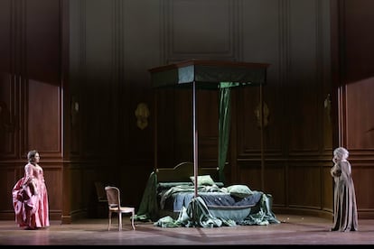 Calisto (Lauranne Oliva) tras haber sido transformada en osa por Juno (Anna Bonitatibus) en el tercer acto de ‘La Calisto’ el domingo por la noche en el Théâtre de l’Archevêché de Aix-en-Provence.