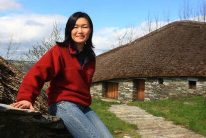 La peregrina japonesa Satoko Nakajima, en una palloza de O Cebreiro.