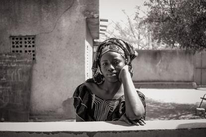 Ramatoulaye, de 16 años, nació en Gao, una de las ciudades más castigadas por el conflicto. En 2014 se mudó a Bamako después de que su padre fuese gravemente herido. "Unos hombres armados intentaron robarle la moto y como él se opuso, le dispararon en una pierna. Quedó tirado en el suelo, desangrándose, hasta que le encontraron unos vecinos", relata la adolescente. En Gao recibió los primeros cuidados sanitarios pero la herida pintaba muy mal, así que un amigo de la famila decidió llevar a toda la familia en coche hasta la capital en busca de un hospital con más medios. Pese a los esfuerzos de los médicos, el padre de Ramatoulaye no se recuperó del todo y ahora usa muletas para desplazarse. Antes de la agresión era albañil, pero ahora no puede trabajar por lo que su tío mantiene a todos. Ramatoulaye ya iba al colegio en Gao y ahora sigue cursando sus estudios. Destaca en biología, física y matemáticas, y planea estudiar medicina para convertirse en ginecóloga, pero cuando se le pregunta la razón, sólo se tapa la boca con la mano y ríe.