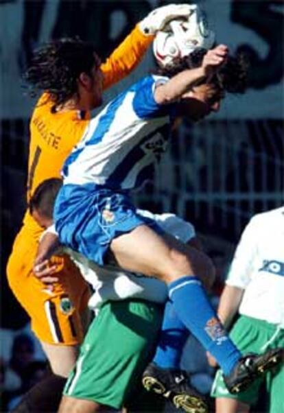 Amavisca (dcha) pugna por un balón por alto ante el portero israelí del Racing, Dudu Aouate.