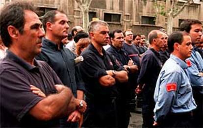 Los bomberos y los agentes de la Guardia Urbana de Barcelona rindieron ayer homenaje a los miembros de los equipos de rescate que murieron el pasado martes en Nueva York.